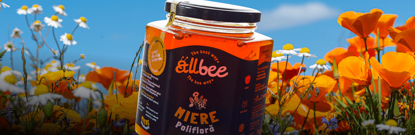 borcan de miere polifloră în câmp cu flori sălbatice, sursă naturală de nutrienți